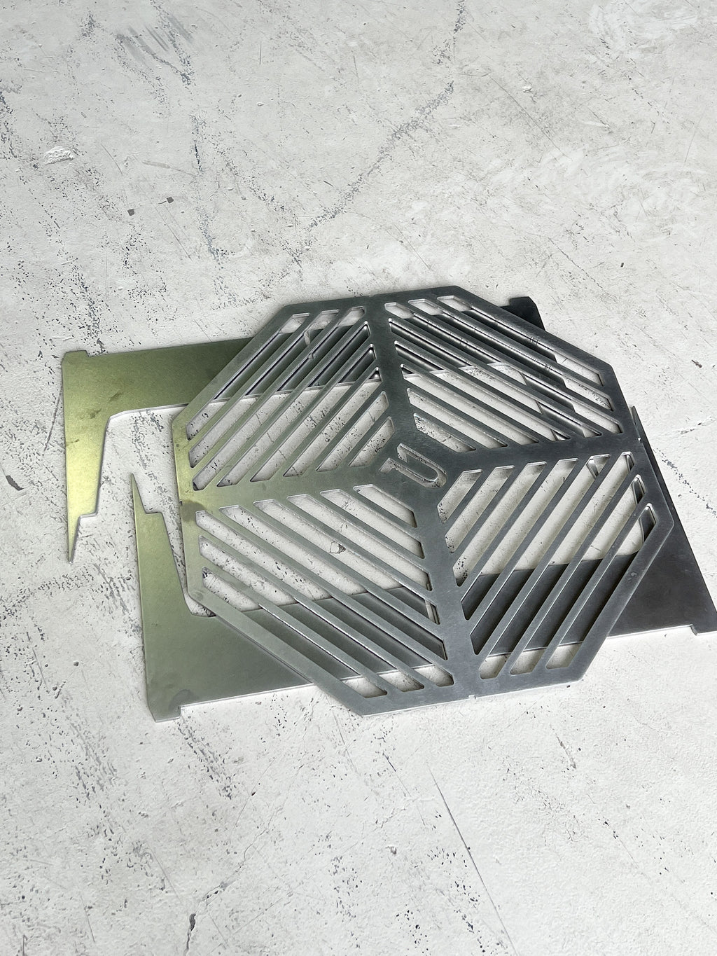 Pyralit Claw Grill  - A Portable three-piece campfire grill.