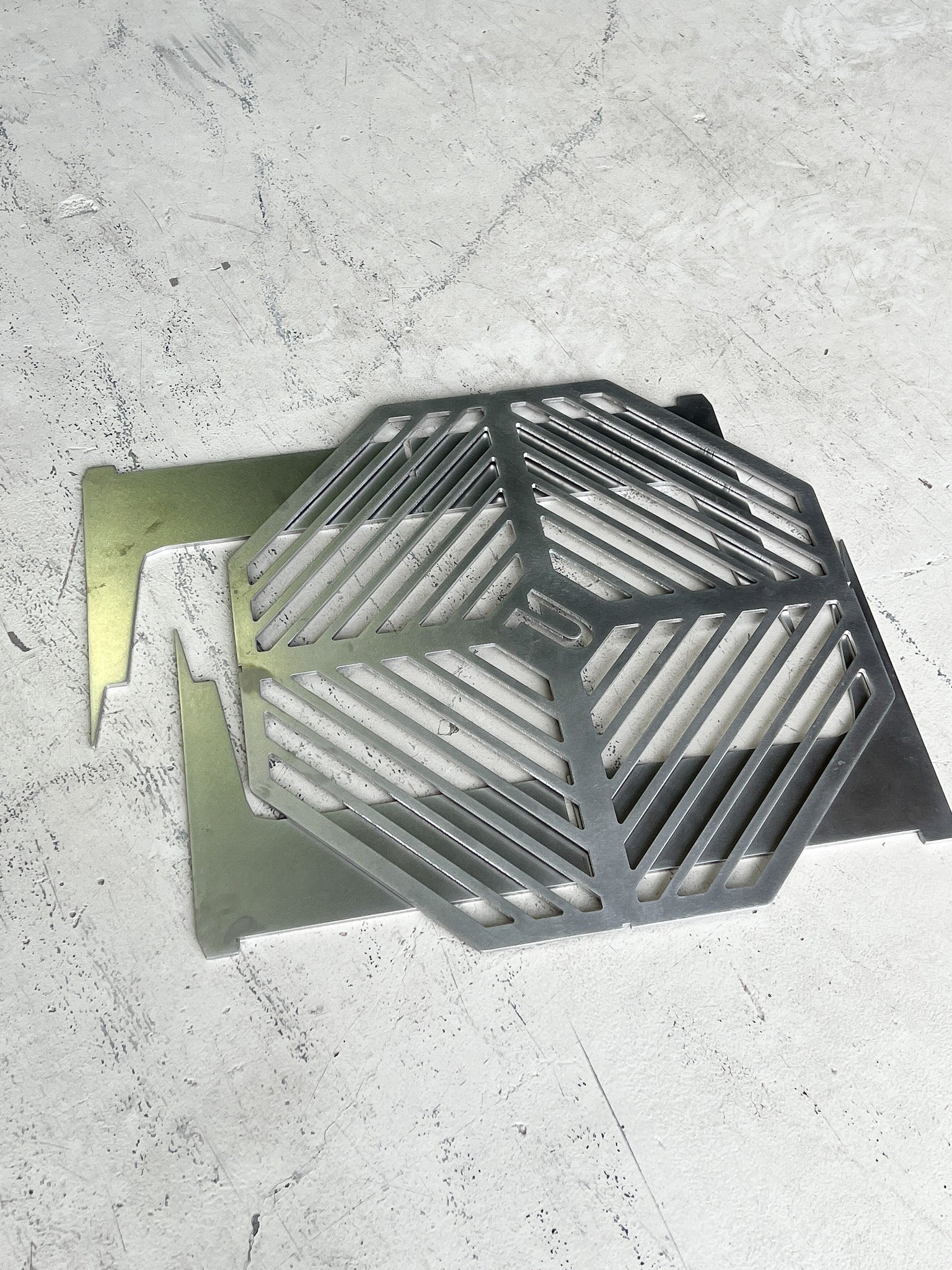 Pyralit Claw Grill  - A Portable three-piece campfire grill.